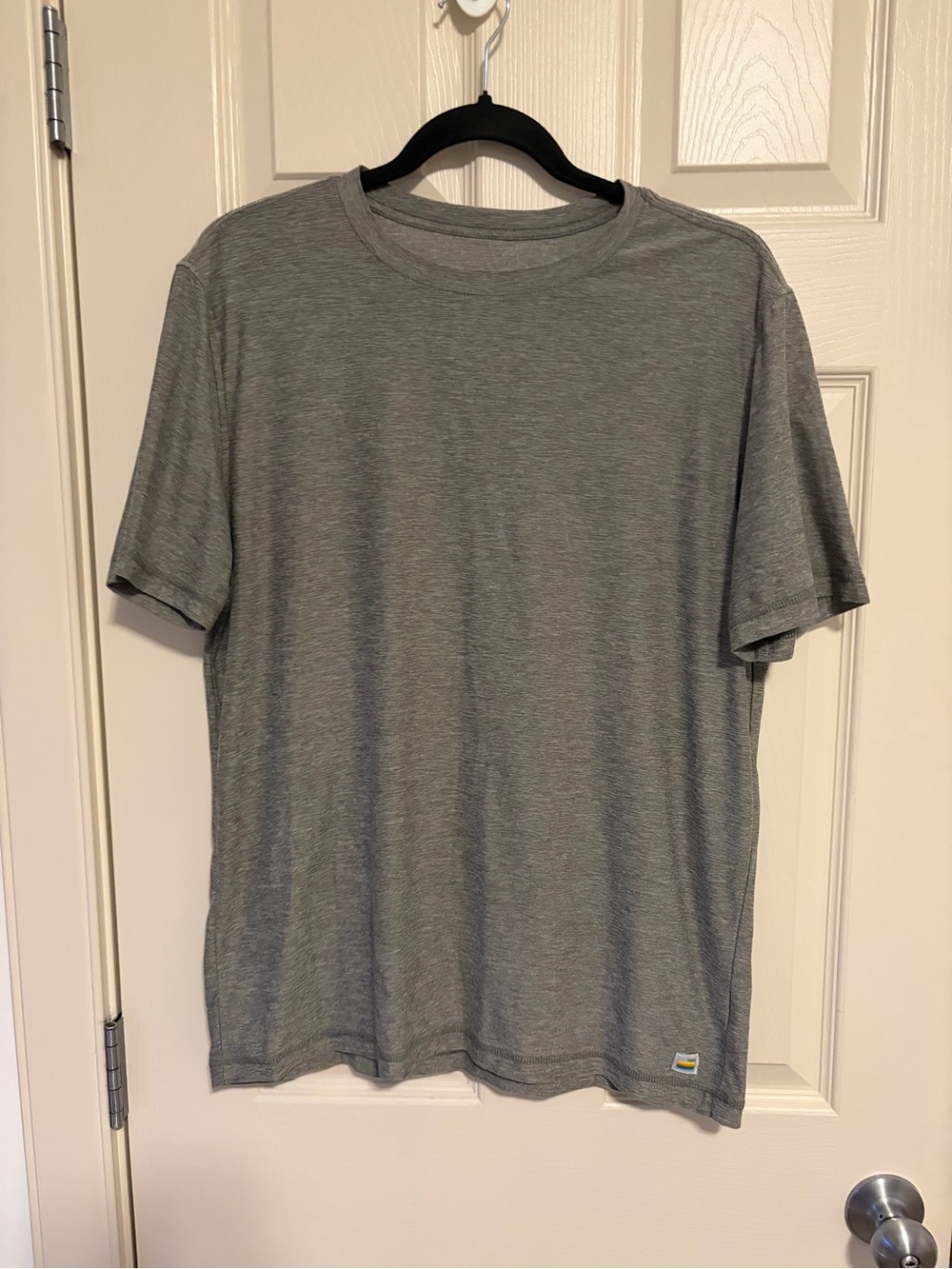 🐢 VUORI - Grey Tee Shirt - Mens Medium